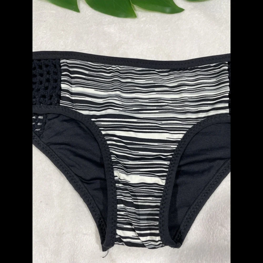 NEW FRANKIES BIKINIS Koa Crochet Bikini Bottom in Strom [SZ Medium‎ ]